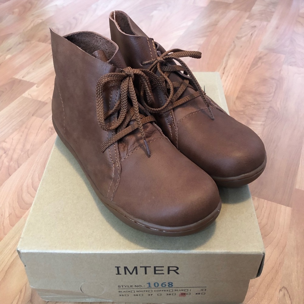 New, leather brown lace-up ankle boots. EU 39